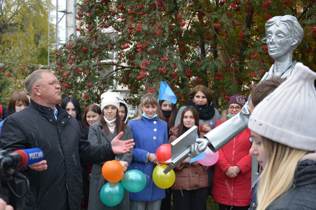 В Рубцовском педагогическом колледже открыли скульптуру, посвященную педагогам Алтайского края